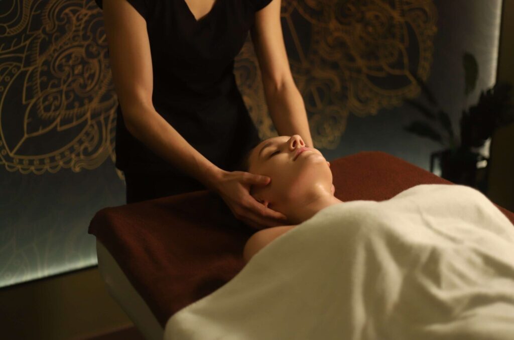 Masaż głowy i twarzy