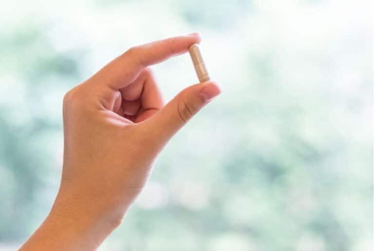 Zdjęcie przedstawia tabletkę z melatoniną